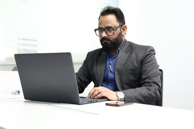 linkedin-job-seeker-myth-professional-profile-before-meeting-CAB