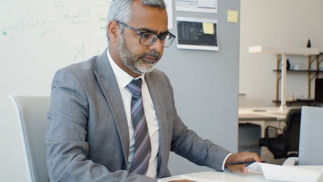 Comparison of an outdated LinkedIn profile versus an optimized professional profile that creates a stronger first impression.