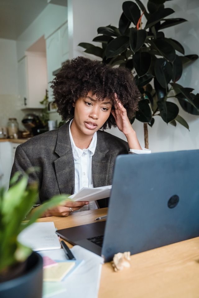 Comparison between an outdated LinkedIn profile and an optimized professional LinkedIn profile