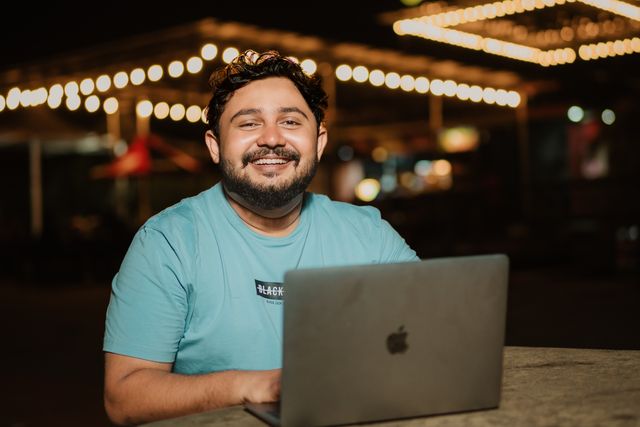 Comparison of a task-based and achievement-focused LinkedIn achievements section